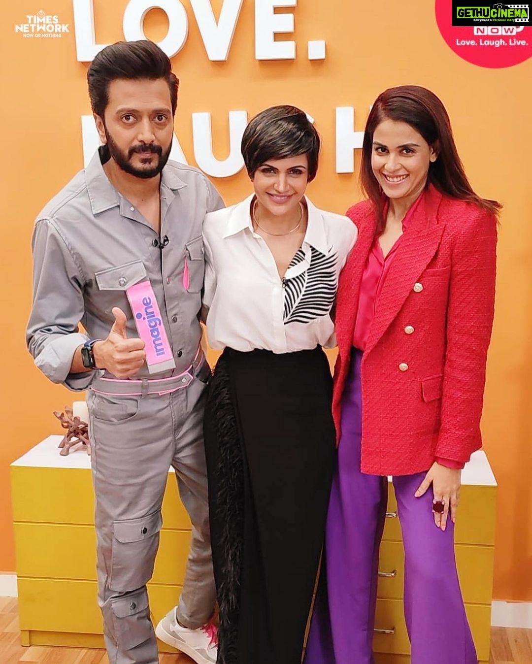 Mandira Bedi Instagram - Had a fun conversation and some really great laughs with the cutest couple of B-town, @geneliad and @riteishd on 'Love, Laugh, Live Show'. Catch us today at 8 PM on @RomedyNow @moviesnowtv @MNXMovies @mnplustv ; 9 PM @ZoomTV; 11 PM @TimesNow @MirrorNow & Times Now World. @carrera @panasonic #Miraie #PanasonicACs #ConnectedLiving #MeetTheFuture @jeevansathi_com #jeevansathi #befound @oppomobileindia #LightUpNewBeginnings #OPPORenno6Pro @philipsindia #PhilipsIndia #justtherightheat #onetool #forallhairtypes #sixtempsettings #philipsindia #philipshairstraightener #stylewithcare . Wearing @431_88 Styled by @nehachugh24