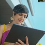 Mandira Bedi Instagram - #Collab I managed to have a ball with my Galaxy Tab. Guess what guys! There are some great offers on Samsung Galaxy Tab this season. So now you too can make learning fun in a flash. To know more, visit your nearest Samsung Exclusive Stores.   #GalaxyTabS7FE #GalaxyTabS7 #Samsung