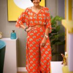 Mandira Bedi Instagram - Wearing @nautanky gets me into the holiday mood.. 💥🌈 styled by my sweet @nehachugh24 🧡