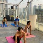Mandira Bedi Instagram - Started my morning doing a set of #sunsalutations on top of the world 🥰 at the #aerbar .. and I know it’s going to be a #lovelyday 💛 . @atmantan @fsmumbai #UrbanWellnessClinic