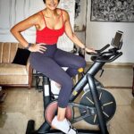 Mandira Bedi Instagram - There’s #workfromhome and then there’s #workoutfromhome ! 👊🏽💥And that’s made infinitely easier when you have variety and can mix things up a bit 🤪 Loving my new @theflexnest bike that allows me to take Trainer-Led spin classes and virtual rides in different cities - all from the comfort of my home. I get a great workout in and keep monitoring my progress as I go along! 🙌🏽 Yeahhhhh ✊🏽 . . . #mondaymotivation #monday #getfitwithmandy #workit #nirbhaunirvair #shukr #gratitude @shradhasalla ❤️