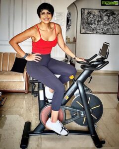 Mandira Bedi Instagram - There’s #workfromhome and then there’s #workoutfromhome ! 👊🏽💥And that’s made infinitely easier when you have variety and can mix things up a bit 🤪
Loving my new @theflexnest bike that allows me to take Trainer-Led spin classes and virtual rides in different cities - all from the comfort of my home. I get a great workout in and keep monitoring my progress as I go along! 🙌🏽 Yeahhhhh ✊🏽 
.
.
.
#mondaymotivation #monday #getfitwithmandy #workit #nirbhaunirvair #shukr #gratitude @shradhasalla ❤️