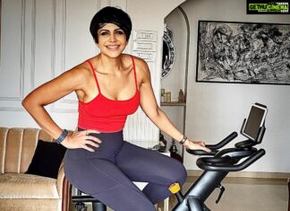 Mandira Bedi Instagram - There’s #workfromhome and then there’s #workoutfromhome ! 👊🏽💥And that’s made infinitely easier when you have variety and can mix things up a bit 🤪 Loving my new @theflexnest bike that allows me to take Trainer-Led spin classes and virtual rides in different cities - all from the comfort of my home. I get a great workout in and keep monitoring my progress as I go along! 🙌🏽 Yeahhhhh ✊🏽 . . . #mondaymotivation #monday #getfitwithmandy #workit #nirbhaunirvair #shukr #gratitude @shradhasalla ❤️