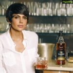 Mandira Bedi Instagram - In #collaboration with my all-time favourite Scotch Whisky Teacher's 50 There is nothing more exquisite than spending a festive weekend with my loved ones & a perfectly blended dram of Teacher's 50. My glass of liquid gold, so smooth and smoky! • • • @teachersscotchwhisky #teachersscotchwhisky #teachers50 #teacherswhisky #teachersscotchwhisky -Drink Responsibly -The content is for people above 25 years of age only 📸 @jitusavlani .