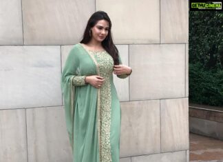Mandy Takhar Instagram - This colour is whatzzzzz up @turquoise_by_rachit 👗💚🤸🏻‍♀️ #jade
