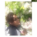 Mandy Takhar Instagram – #flowerkissed 🌸 
stick your face in flowers 😂🌸❤️ #beatheat #summertime