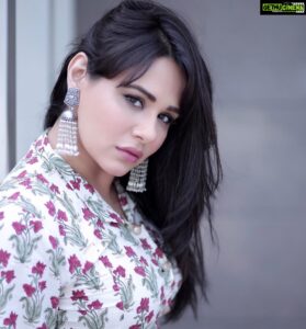 Mandy Takhar Instagram - Jaan Ja ... 💗 #headtiltsmile Jalandhar, India
