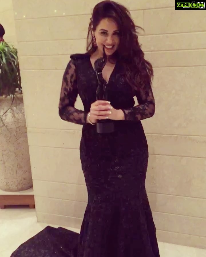 Mandy Takhar Instagram - Mera pehla #Jiofilmfareaward Punjabi ! yeahi ππ» #bestactresscritics for #rabbdaradio Thank you #JasGrewal @filmfare @jiteshpillaai @prinday.havewings @manpreetjohalofficial @tarsemjassar @simichahal9 @tarnvir_singh_jagpal @harrybhatti.director @anshul_chobey @turquoise_by_rachit #nirmalrishimam @devgananita @princemakhu1 @rabia6529