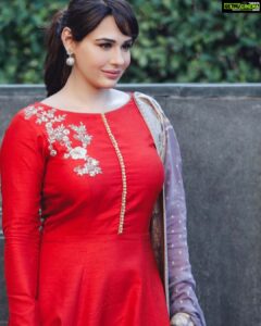 Mandy Takhar Instagram - One more .. Lali Shali layi ❤️ aaaaaaand 
Thank you everyone ..from fans to the punjabi film industry to members of even Hindi cinema for openly expressing and showing appreciation for our #khidokhundi film trailer.. #goosebumps #20thapril2018 #releasingworldwide #supportpunjabicinema #hayreentertainment 📸 @deepikasdeepclicks 👗 @turquoise_by_rachit 💄 @sidakaroramakeupandhair 💆🏻 @thetwinsmagic00