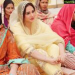 Mandy Takhar Instagram - Make #peace a priority 💛