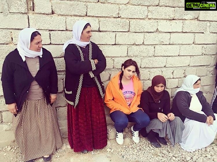 Mandy Takhar Instagram - How time flies.. exactly a year ago today.. during food drops at the #iraq /Syria border refugee camps with #yezidi refugees .. Thank you for taking me there @ravisingh_london and more importantly God Bless you for all that you do for these refugees via @khalsa_aid - www.khalsaaid.org