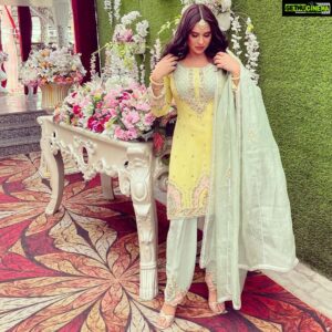 Mandy Takhar Instagram - Dressed by @pawanshergill_clothing 
Jewelled by @rasa_jewels
 #Loggedaviah 🌸💫