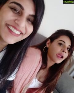 Mandy Takhar Instagram - @scarlet_by_shrutijamaal #appreciationpost Thank you for all you do to make it all easier for me.. for dressing me pretty always with your beautifully created suits to  Constantly crackin those subtle jokes.. 😬you are amazingggg  @scarlet_by_shrutijamaal #fashiondesigner #buyherclothes 💕#selfie