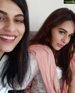 Mandy Takhar Instagram - @scarlet_by_shrutijamaal #appreciationpost Thank you for all you do to make it all easier for me.. for dressing me pretty always with your beautifully created suits to  Constantly crackin those subtle jokes.. 😬you are amazingggg  @scarlet_by_shrutijamaal #fashiondesigner #buyherclothes 💕#selfie