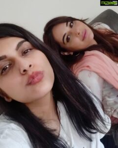 Mandy Takhar Instagram - @scarlet_by_shrutijamaal #appreciationpost Thank you for all you do to make it all easier for me.. for dressing me pretty always with your beautifully created suits to  Constantly crackin those subtle jokes.. 😬you are amazingggg  @scarlet_by_shrutijamaal #fashiondesigner #buyherclothes 💕#selfie