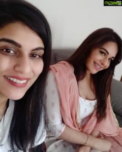 Mandy Takhar Instagram - @scarlet_by_shrutijamaal #appreciationpost Thank you for all you do to make it all easier for me.. for dressing me pretty always with your beautifully created suits to  Constantly crackin those subtle jokes.. 😬you are amazingggg  @scarlet_by_shrutijamaal #fashiondesigner #buyherclothes 💕#selfie
