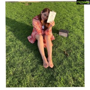 Mandy Takhar Instagram - Hello Summer 🌸 some tanning n some reading .. New on the list is #ThePresent Literally !  #Lockdown #quarantinereading  #stayhome