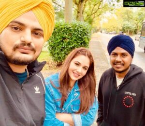 Mandy Takhar Instagram - We cute 😊 #YesIamStudent in the making 🌈🌟🙏🏼 #YIAS !! @tarnvir_singh_jagpal @sidhu_moosewala @gillraunta Vancouver, British Columbia