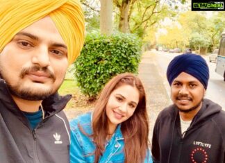 Mandy Takhar Instagram - We cute 😊 #YesIamStudent in the making 🌈🌟🙏🏼 #YIAS !! @tarnvir_singh_jagpal @sidhu_moosewala @gillraunta Vancouver, British Columbia
