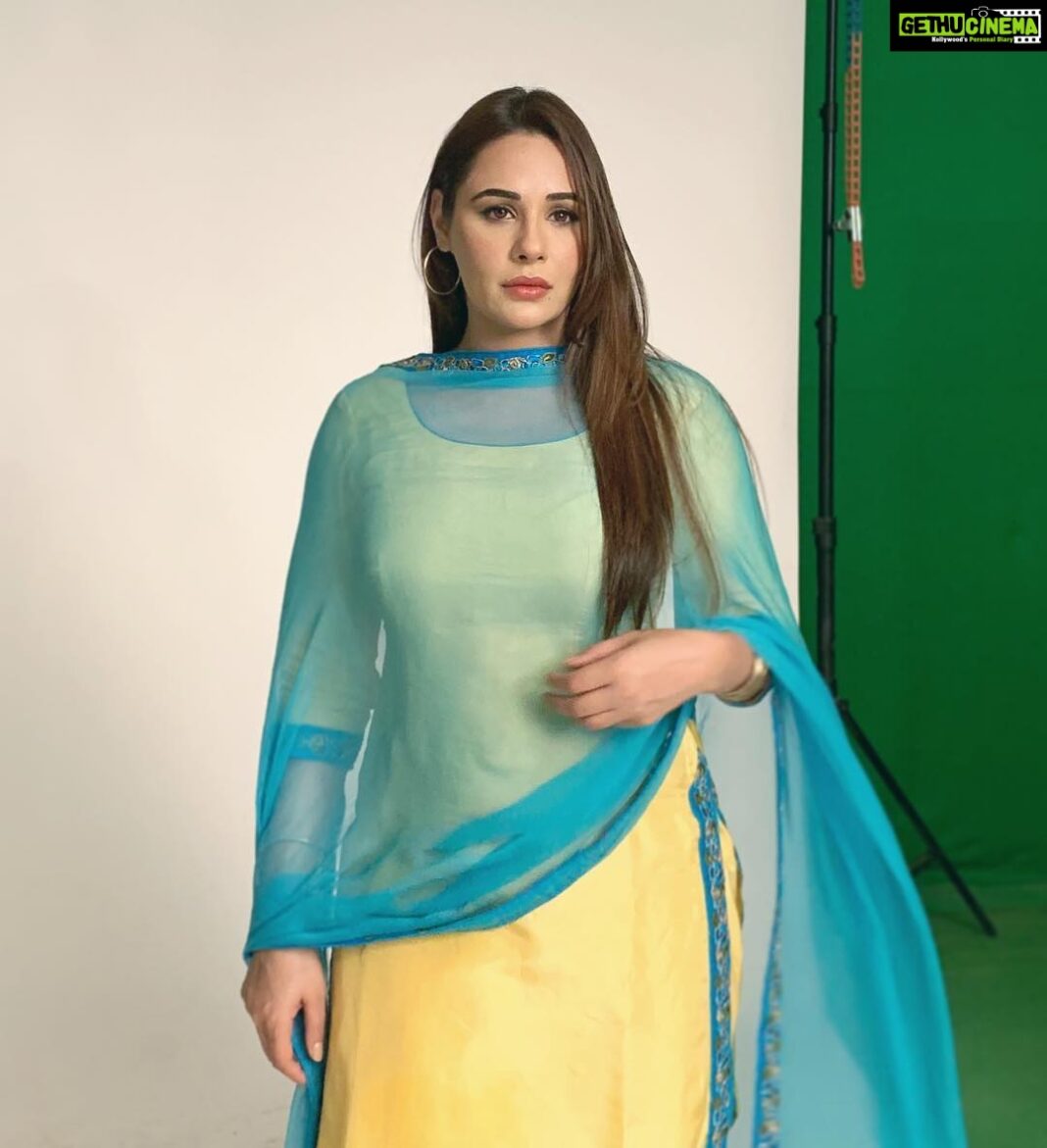 Mandy Takhar Instagram - #shoutout ! Makeup by @coco_ballucci 💄 #mandytakhar Chandigarh, India