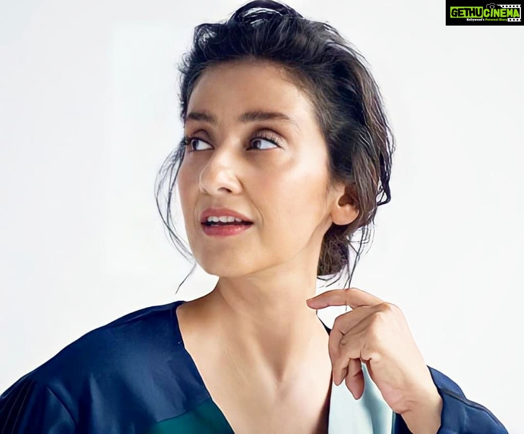 Manisha Koirala Instagram - "Believe you can, and you are halfway there." . . . . . . #blues #instagood #instagram #keepsmiling #hustle #gratitude #madewithlove India