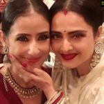 Manisha Koirala Instagram - How gorgeous is she!!! I m in awe of this beautiful soul..after long hours of conversation I can’t stop wondering how can life put so much of talent in one person.. great actor, wonderful singer,kind n loving soul,strong & bright mind, unshakable love for life and art..Rekha ji it’s an honour to know you 🌷🙏🏻💕 #salute #fangirlmoment