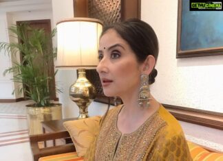 Manisha Koirala Instagram - “The happiest people don't have the best of everything, they make the best of everything." Outfit by @labelritukumar Style by @surinakakkar assistant by @kavyasonil02 Makeup&hair by @rashmishastri Taj Bengal Kolkata