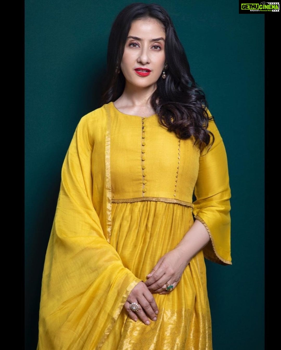 Manisha Koirala Instagram - There is no sunshine when she is gone... Makeup&hair- @rashmishastri Outfit- @rarstudio_official Jewellery- @anmoljewellers Juttis- @pastelsandpop Styled by @surinakakkar Assisted by @kavyasonil02 @vasudhaguptaa HMU- @rashmishastri 📷- @khushghulati Mumbai, Maharashtra