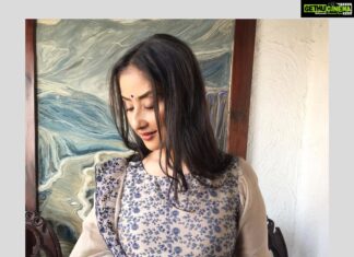 Manisha Koirala Instagram - Today .. Makeup&hair- @rashmishastri Outfit- @naazbynoor Jewellery- @curiocottagejewelry Styled by @surinakakkar Assisted by @kavyasonil02 @vasudhaguptaa