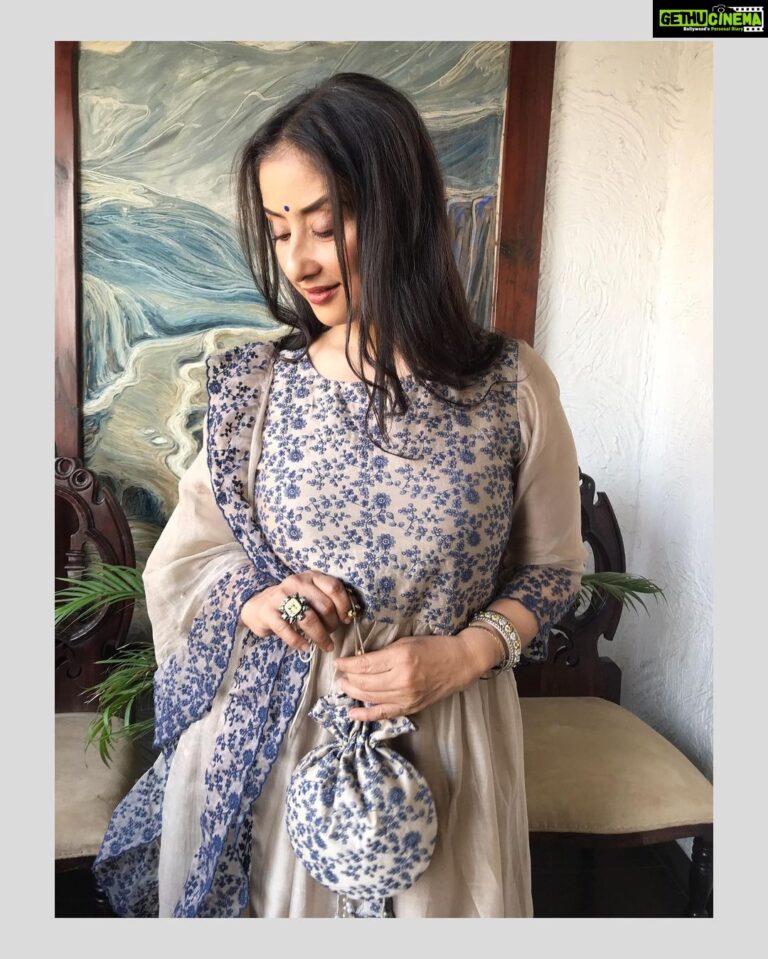 Manisha Koirala Instagram - Today .. Makeup&hair- @rashmishastri Outfit- @naazbynoor Jewellery- @curiocottagejewelry Styled by @surinakakkar Assisted by @kavyasonil02 @vasudhaguptaa