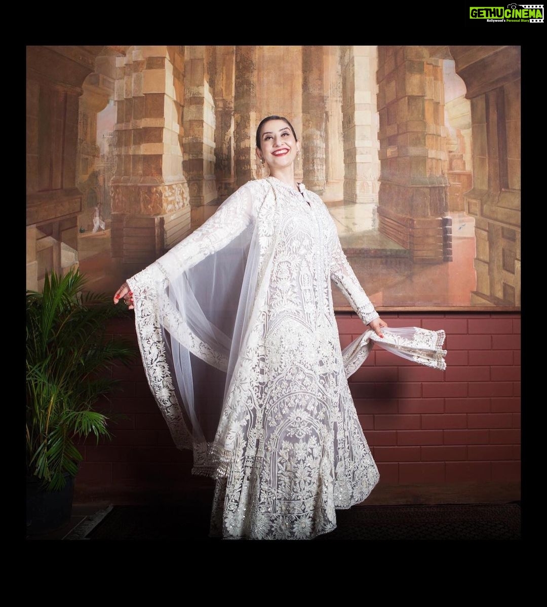 Manisha Koirala Instagram - For #societyawards2019 last night Outfit - @manishmalhotra05 Earrings- @anmoljewellers Rings- @gehnajewellers1 Styled by @surinakakkar Assisted by @kavyasonil02 HMU- @simua_996 📸- @manekmansi