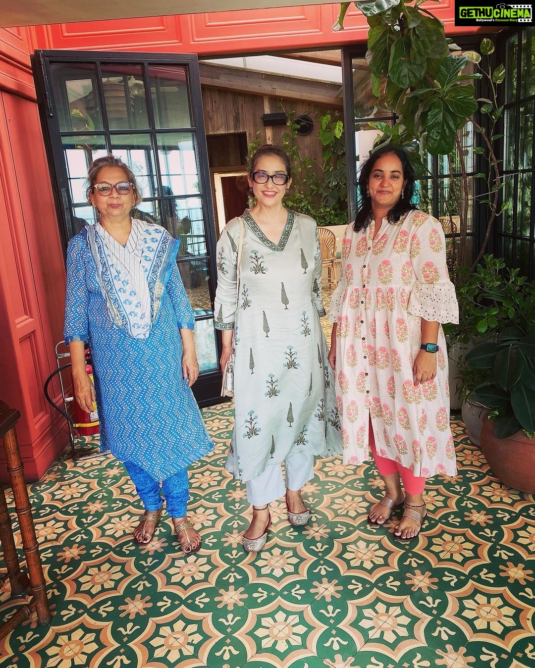 Manisha Koirala Instagram - Spending time with family and friends in my fav @sohohouse in my off days from hectic filming schedule #relaxing #laughing #chilling @chinmayee.tammareddy @rkoirala8 Soho House Mumbai