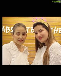 Manisha Koirala Instagram - With my pretty n superb dermatologist @shrujana in #absoluteasthetics