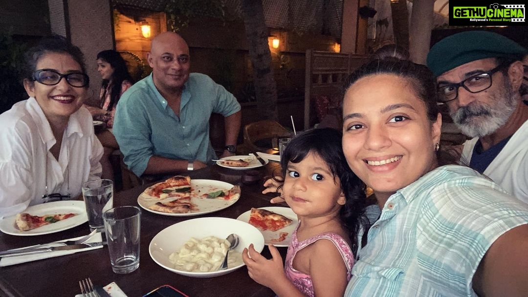 Manisha Koirala Instagram - I m lucky to have friends who are family..Mumbai has gifted me so many treasures ❤️❤️❤️ @amitashar @bhavnaruparel #friendslikefamily #lifelongfriends #friendship #foodie #sohohouse Soho House Mumbai