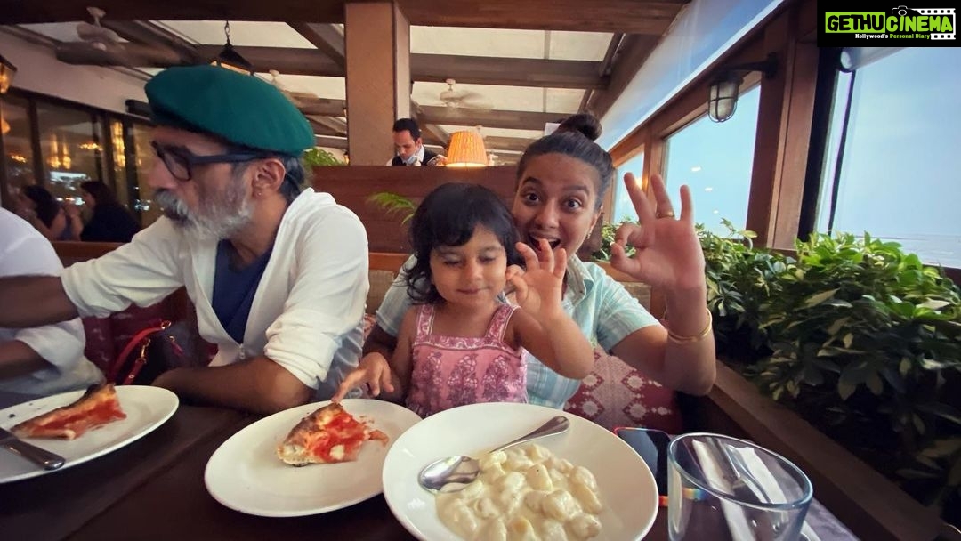 Manisha Koirala Instagram - I m lucky to have friends who are family..Mumbai has gifted me so many treasures ❤️❤️❤️ @amitashar @bhavnaruparel #friendslikefamily #lifelongfriends #friendship #foodie #sohohouse Soho House Mumbai