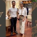 Manisha Koirala Instagram – Even though I know a thing or two about keeping fit but holistic health leads towards a balanced life..With my wellness coach @mickey_mehta 
#wellness #mindbodysoul #healthy Trident, Nariman Point, Mumbai