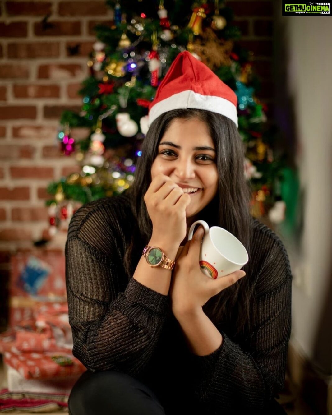 Manjima Mohan Instagram - This is the season to be jolly🎄 Adding to the holiday cheer is amazing offers from @danielwellington ❤ Get up to 50% off when buying 3 or more items, additionally use my code 