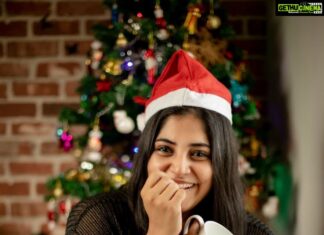 Manjima Mohan Instagram - This is the season to be jolly🎄 Adding to the holiday cheer is amazing offers from @danielwellington ❤ Get up to 50% off when buying 3 or more items, additionally use my code "DWXMANJIMA" to get 15% more😁 #danielwellington #collaboration Chennai, India