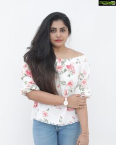 Manjima Mohan Instagram - End Of Season sale is now live @danielwellington! Get upto 25% off on your favourite products. Plus, you guys get an additional 15% off with my code "DWXMANJIMA " 😊

#danielwellington