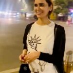 Meenakshi Dixit Instagram – Mumbai & December ❤️ just adorable 😍

#mumbai #evening #breezy #beautifulweather #meenakshidixit #reelsinstagram #reelitfeelit #reels