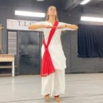 Meenakshi Dixit Instagram – Riyaz session of Kathak dance with my guruji @rajendrachaturvedi ji at @gopikrishnakathak 
Pure happiness ✨😇

#lovefordance #kathakdance #indianclasicaldance #artist #instagood #reelsinstagram #reels #reelitfeelit