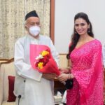 Meenakshi Dixit Instagram - It was an honour to be invited at RAJ BHAWAN #maharashtra as a guest for the launch of “Vibrant news” portal. Feeling blessed to have met hon’ble governor @bhagatsinghkoshyari ji 🙏 Thank you for a wonderful hospitality @balodiprakhar ji #rajbhawanmumbai #maharashtragovernorbhagatsinghkoshyari #meenakshidixit Raj Bhavan Governor's House Mumbai