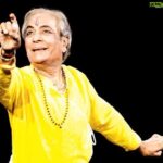 Meenakshi Dixit Instagram – No one before or after you like you 💔 shat shat naman Padma Vibhushan #panditbirjumaharaj ji 
Keeping the legend alive in our memories 🙏

#birjumaharaj #kathak