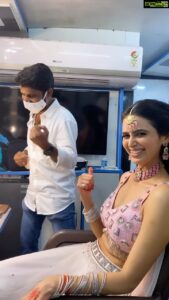 Meenakshi Dixit Instagram - Some vanity fun on the sets of #bangarraju when the team is trying to achieve the perfect look 🤪😇❤️😍

#nagarjunaakkineni #nagarjuna #nagachaitanya #ramyakrishnan #kalyankrishnakurasala #teamwork #blockbuster #telugucinema #meenakshidixit 
#instagood #dookudu #maheshbabu 

@nagarjuna.akkinenifb