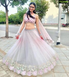 Meenakshi Dixit Instagram - Some photo sessions in between the shots❤️🙂
#bangarraju #blockbusterbangarraju 

#nagarjunaakkineni #nagarjuna #ramyakrishnan #telugucinema #blockbuster #hit #instagood #instapic #meenakshidixit