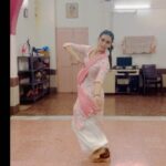 Meenakshi Dixit Instagram - Learnt something NEW today in my kathak class 😇 This beautiful salami toda from my guruji @rajendrachaturvedi 🙏 #kathakdance #indianclassicaldance #learning #dance #gopikishan #meenakshidixit #reelsinstagram #reelitfeelit #reels Nateshwar Nritya Kala Mandir - Kathak Institute of Late Natraj Gopi Krishna