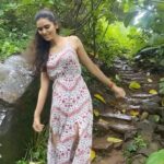 Meenakshi Dixit Instagram - Nashe si chad gayi hoye 🎶❤️ #meenakshidixit #reels #reelitfeelit #reelsinstagram #nature #fun