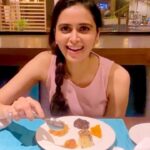 Meenakshi Dixit Instagram - Meetha ❤️ Mee with a sweety tooth ☺️😀 #meenakshidixit #desserts #instafood #reels #instagramers #reelsinstagram #food #reelitfeelit