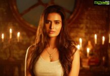 Meenakshi Dixit Instagram - I ❤️ this quote ! “Live as intensely as possible, burn your candle of life from both ends” 🙌✨ #oshoquotes #candle #light #love #photography #instagood #instadaily