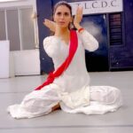 Meenakshi Dixit Instagram - Afreen in making❤️ Learning to emote this beautiful song! basically with expressions, with minimal movements. From my kathak guruji @rajendrachaturvedi #afreenafreen #hindisongs #expression #emotions #instagood #reels #reelsinstagram #reelitfeelit #dance #indiandance #kathak